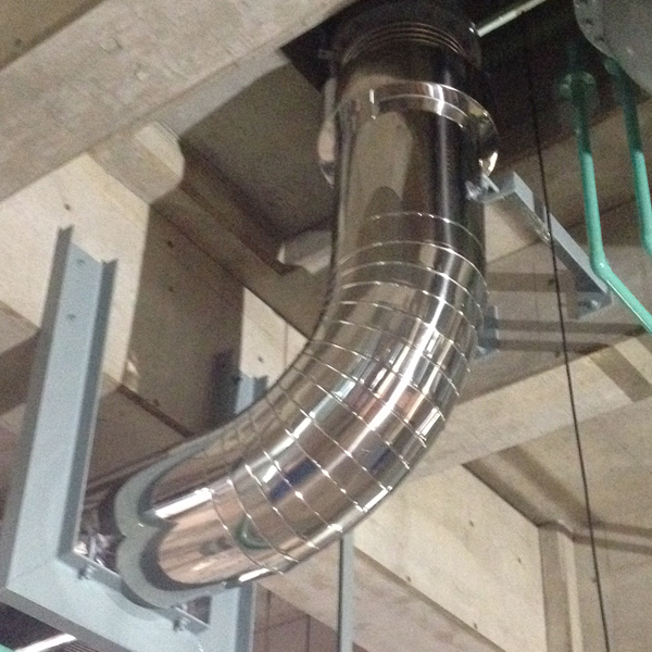 空気管内部結露防止の保温およびSUSラッキング、エルボ部分エビ巻きの画像。