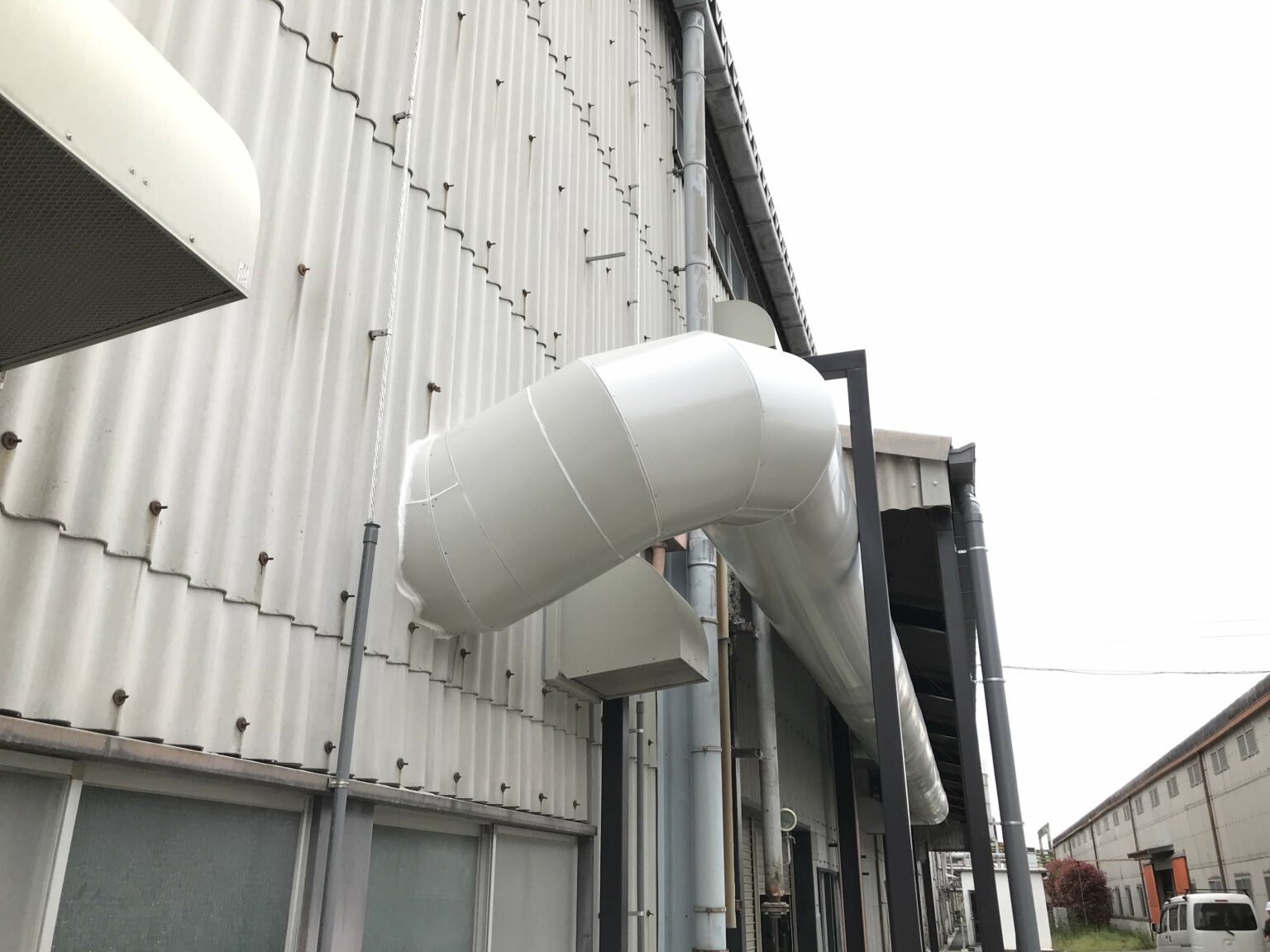 屋外空調ダクトラッキング工事 | 保温工事のことなら植村設備
